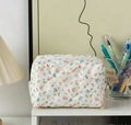 Gesteppte florale Kosmetiktasche aus cremeweißem Stoff mit rosa-blauen Blumenmustern - Quadratische Tasche mit Griff