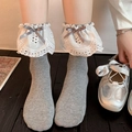 Calze grigie stile Lolita con balze in pizzo bianco e un grazioso fiocco in nastro - Taglia unica / Grigio