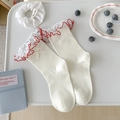 Cremefarbene Socken mit roter floraler Spitze und Schleife im süßen japanischen Stil - Einheitsgröße / Beige