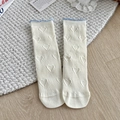 Calcetines blancos con corazones en relieve y borde ondulado azul claro de punto - Patrón de Corazón (YL5022)