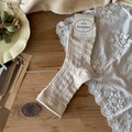 Calze a metà polpaccio in pizzo beige con bottone vintage e trama a maglia geometrica - Taglia unica / Cachi