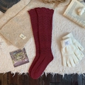 Chaussettes hautes tricotées bordeaux avec motifs évidés et bordures festonnées - Bordeaux