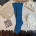 Chaussettes montantes bleu marine en tricot ajouré pour femmes avec motifs en dentelle - Bleu foncé