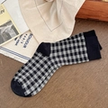Calze classiche a scacchi neri e grigi in un accogliente stile retrò britannico - Nero
