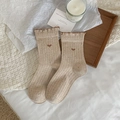 Beige Socken mit Punkten, Rüschensaum und Herzdetail im gemütlichen Heimstil - Khaki
