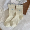 Chaussettes mi-mollet beiges avec broderie cœur bleue et bord à volants en fil moucheté - Fond Blanc Bleu