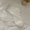 Cremeweiße Socken mit kaffeebraunem Rüschenrand aus Spitze und Rippenstruktur - Weiß
