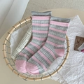 Calze in cotone a righe rosa e grigie con polsini a costine in un cesto decorato - Taglia unica / A Righe Rosa e Grigio Chiaro