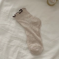 Süße hafermehlfarbene Rüschensocken mit dunkelbraunem Saum und vertikaler Rippenstruktur - Braun