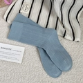Chaussettes mi-mollet bleu clair côtelées en coton avec texture à rayures verticales fines - Bleu