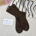 Chaussettes mi-hautes côtelées marron foncé pour femmes avec un style rétro épuré - Café Foncé