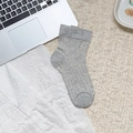 Chaussettes mi-mollet grises avec motif floral évidé délicat et texture côtelée - Style Creux Gris