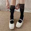 Detalle de calcetines negros con encaje floral y zapatos Mary Jane en color blanco - Talla única / Negro