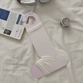 Beige geribbelde kniekousen in balletstijl op een minimalistische witte stoffen basis - Eén maat / Wit