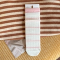 Calze a righe rosa e bianche in maglia con bordi a costine su sfondo in tessuto caldo - Taglia unica / Strisce bianche e rosa