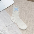 Chaussettes blanc crème avec nœud à carreaux bleu et bordure à volants style preppy - Nœud à Carreaux