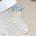Chaussettes blanches avec bordure en dentelle fleurie bleue et tricot côtelé doux - Bordure à volants