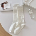 Calcetines altos blancos minimalistas de punto de algodón en un escritorio elegante - Talla única / Blanco