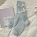 Hellblaue Socken mit weißem Spitzenbesatz und Schleife im adretten Preppy-Stil - Blau