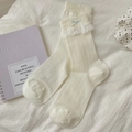 Cremeweiße Socken mit Spitzenbesatz und hellblauer Schleife im süßen japanischen Stil - Cremeweiß