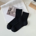 Minimalistische schwarze Damen-Wadenstrümpfe aus Baumwolle mit vertikalen Rippen - Einheitsgröße / Schwarz