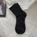 Klassische schwarze Wadenstrümpfe mit elastischem Rippbündchen auf weißem Stoff - Einheitsgröße / Schwarz