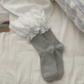 Elegantes calcetines grises de media pantorrilla con encaje blanco estilo Lolita dulce - Talla única / Gris