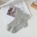 Hellgraue Strick-Netzsocken mit Schleifen-Design im minimalistischen japanischen Stil - Einheitsgröße / Grau