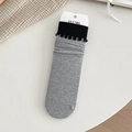 Calze grigie in maglia con bordi neri a volant e polsini a costine elasticizzate - Taglia unica / Grigio chiaro