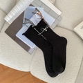 Chaussettes mi-mollet noires élégantes avec nœuds argentés et pendentifs cœur - Taille unique / Noir