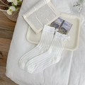 Weiße japanische JK-Socken mit vertikalen Streifen, Schleife und gerüschtem Saum - Weiß
