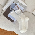 Chaussettes blanches côtelées avec bord à volants et nœud pendentif cœur argenté - Taille unique / Blanc