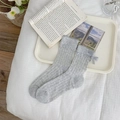 Hellgraue Socken aus Baumwolle mit Längsstreifen, Rüschendetails und Seifenschleife - Grau