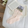 Rosa gerippte Socken mit zierlicher Schleife und verspielten Rüschenbündchen - Rosa