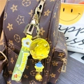 Gelber Honig-Schlüsselanhänger mit Sternpuppe und goldener Glocke an einem Rucksack - Gelber Seestern