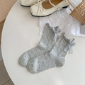 Hellgraue Damen-Socken mit blauem Schleifenband, Mesh-Muster und Rüschenbündchen - Einheitsgröße / Grau