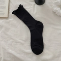 Calcetines negros para mujer con elegante borde ondulado y estética minimalista - Talla única / Negro