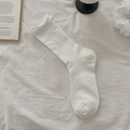 Calcetines blancos de punto con bordes ondulados y textura de canalé estilo coreano - Talla única / Blanco