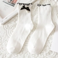 Calze bianche Lolita con pizzo nero, fiocchi di raso e pendenti con perle bianche - Taglia unica / Bianco con bordo nero
