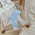 Calze azzurre con trama a rombi in maglia e fiocco in nastro bianco decorativo - Blu