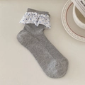 Calze a coste grigie stile balletto con bordo in pizzo a pois bianchi e blu in piano - Grigio