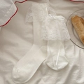 Chaussettes blanches à bordure en dentelle avec texture côtelée et petit nœud en soie - Taille unique / Blanc