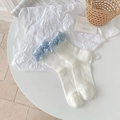 Chaussettes blanches douces avec bordure en dentelle bleu clair et maille côtelée fine - Taille unique / Fond Blanc Bleu