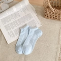 Calcetines azul claro para mujer con encaje blanco sobre un fondo de revista de moda - Talla única / Azul