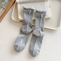 Calze grigie stile balletto con perline e bordi a volant su vassoio bianco - Taglia unica / Grigio