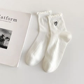 Weiße Socken mit Rüschensaum, Herzbestickung und Rippenmuster für einen süßen Look - Einheitsgröße / Weiß