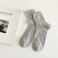 Graue Damen-Netzsocken mit weißem Herz-Stickerei und Rüschenrand im Japan-Stil - Einheitsgröße / Grau