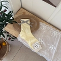 Chaussettes résille jaune clair avec nœud floral et bordures en dentelle festonnée - Taille unique / Jaune