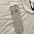 Hellgraue hohle Maschen-Baumwollsocken mit Strickstruktur und Papierkarte - Grau