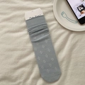 Atmungsaktive hellblaue Strick-Socken mit weißem Jacquard-Muster im Hohl-Design - Blau
